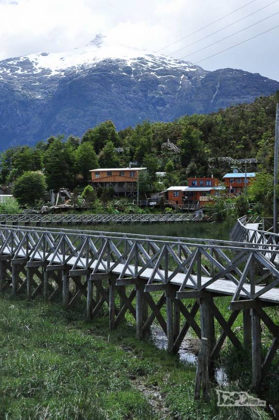 Passarela que leva à Playa Ancha, a praia de Caleta Tortel, no sul do Chile